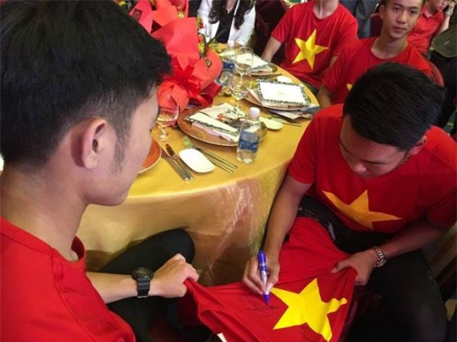 u23 viet nam dang yeu het nac khi gap fan sai gon, nhieu nghe si cung xuat hien - 6