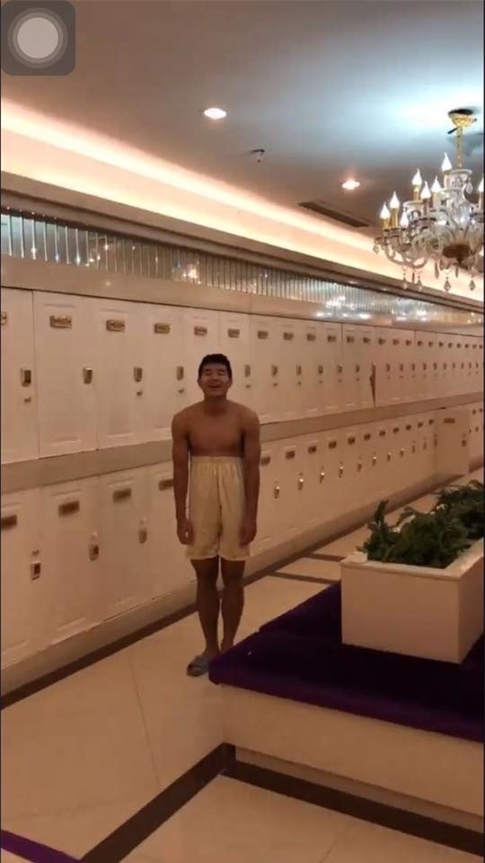 Hài hước cực đỉnh ở Hà Nội xong rồi, giờ Đức Chinh lại lầy lội có thừa khi gặp người hâm mộ Sài Gòn-1