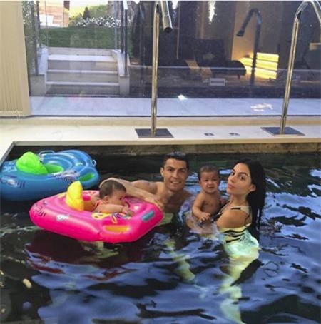 C.Ronaldo vừa vui mừng khoe ảnh tại hồ bơi