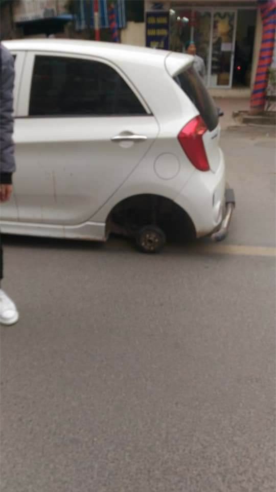 Xe ô tô đang đi thì rụng mất 1 bánh còn 3 - Ảnh 1.