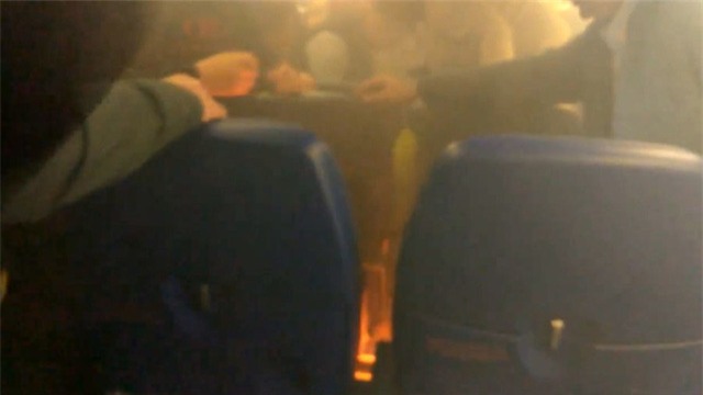 Khoảnh khắc lửa bốc lên và khói bay mù mịt khắp khoang hành khách. (Ảnh: Ruptly)