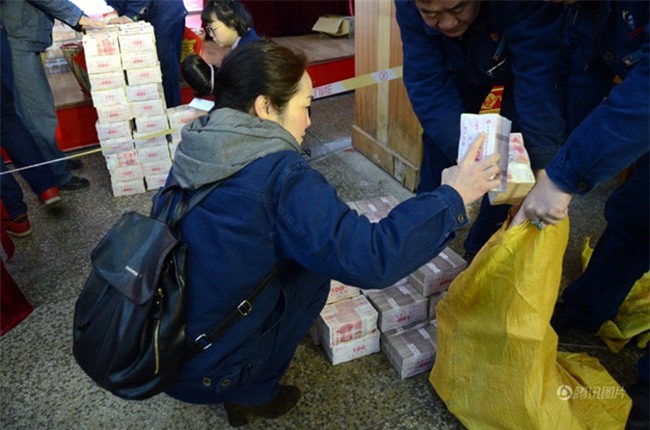 Cong nhan Trung Quoc nhan bao tai tien ve que an Tet hinh anh 1