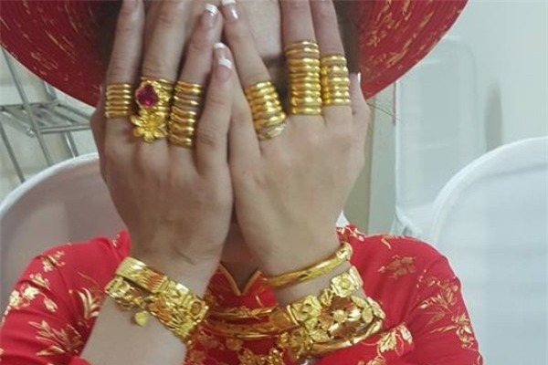 Ngày cưới được chị chồng cho vàng giả, lại còn đem khoe khắp nơi, nàng dâu nhờ tư vấn sẽ tặng gì trong đám cưới chị - Ảnh 2.
