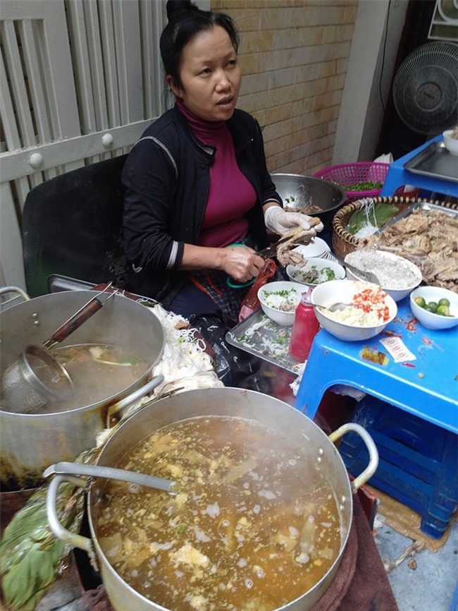 Bún ngan Nhàn lại bị tố mắng khách ức phát khóc, bắt đợi dòng người ăn hết lượt mới cho gọi đồ - Ảnh 3.