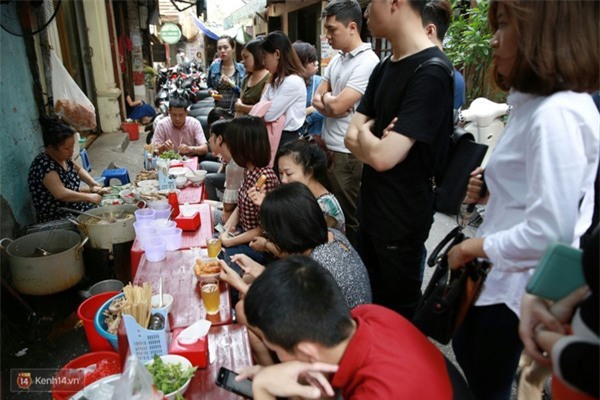 Bún ngan Nhàn lại bị tố mắng khách ức phát khóc, bắt đợi dòng người ăn hết lượt mới cho gọi đồ - Ảnh 5.