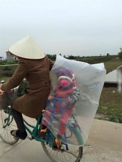 Giữa một sớm mai miền Bắc rét mướt, còn gì ấm áp hơn được ngồi trong cái bao nilon do bố sáng tạo nên - Ảnh 4.