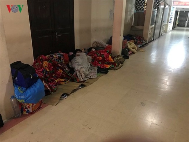 Xót xa cảnh người nhà bệnh nhân nằm co ro trong giá rét ở bệnh viện - Ảnh 10.