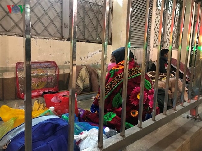 Xót xa cảnh người nhà bệnh nhân nằm co ro trong giá rét ở bệnh viện - Ảnh 11.