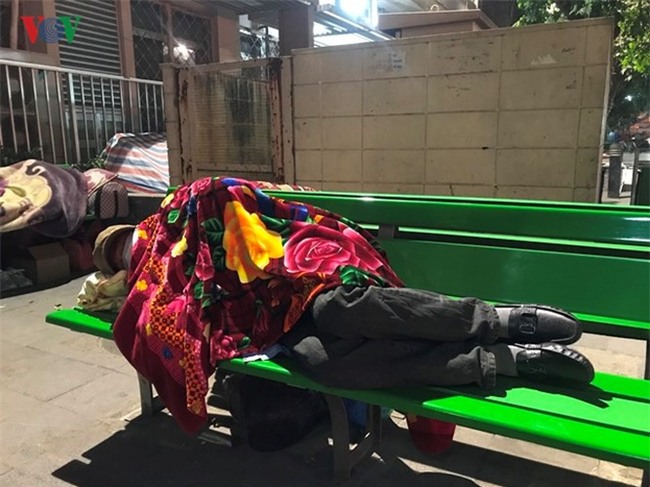 Xót xa cảnh người nhà bệnh nhân nằm co ro trong giá rét ở bệnh viện - Ảnh 3.