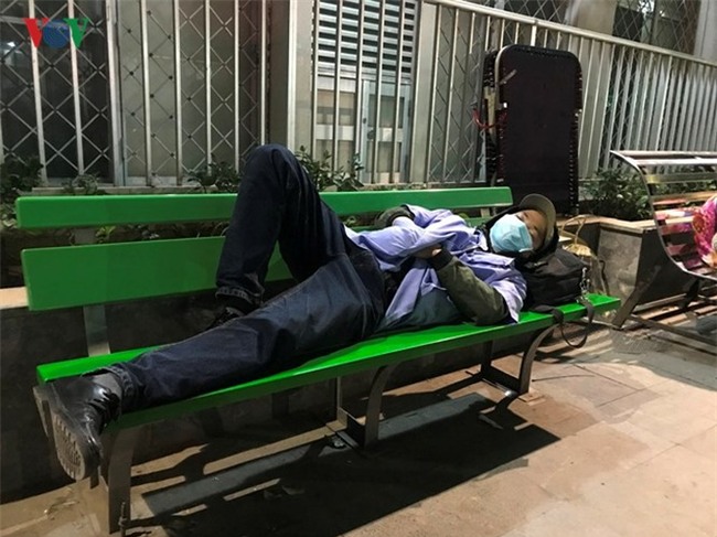Xót xa cảnh người nhà bệnh nhân nằm co ro trong giá rét ở bệnh viện - Ảnh 7.