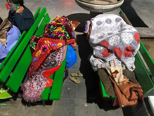 Xót xa cảnh người nhà bệnh nhân nằm co ro trong giá rét ở bệnh viện - Ảnh 8.