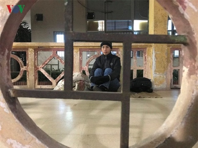 Xót xa cảnh người nhà bệnh nhân nằm co ro trong giá rét ở bệnh viện - Ảnh 9.