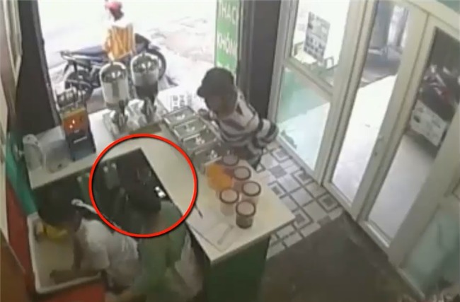 clip: be trai dan canh trom iphone 8 trong quan tra sua hinh anh 1