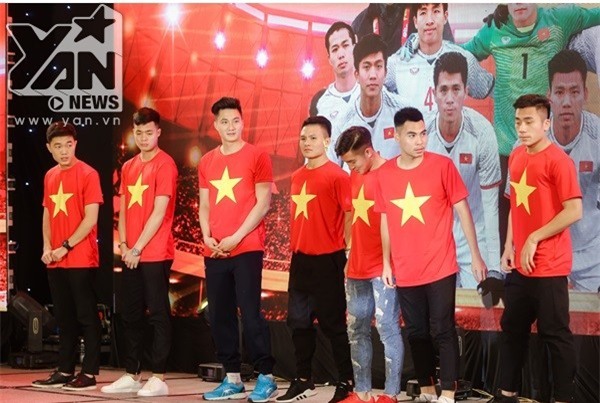 Lần đầu tiên Đàm Vĩnh Hưng phá lệ đi xin chữ kí của người khác nhiều đến vậy - Tin sao Viet - Tin tuc sao Viet - Scandal sao Viet - Tin tuc cua Sao - Tin cua Sao