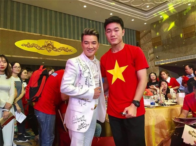 Lần đầu tiên Đàm Vĩnh Hưng phá lệ đi xin chữ kí của người khác nhiều đến vậy - Tin sao Viet - Tin tuc sao Viet - Scandal sao Viet - Tin tuc cua Sao - Tin cua Sao