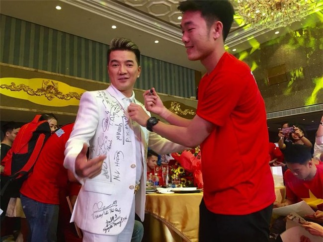 Lần đầu tiên Đàm Vĩnh Hưng phá lệ đi xin chữ kí của người khác nhiều đến vậy - Tin sao Viet - Tin tuc sao Viet - Scandal sao Viet - Tin tuc cua Sao - Tin cua Sao
