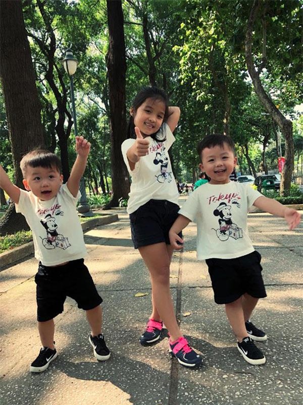 me cua cap song sinh hot mxh: "toi giai quyet xung dot cua con bang om va thom ma nhau" - 1