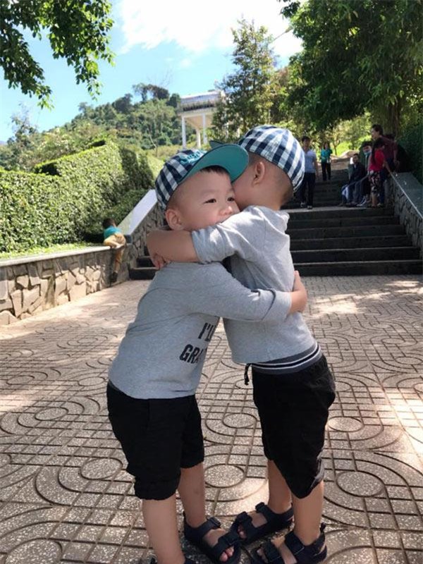 me cua cap song sinh hot mxh: "toi giai quyet xung dot cua con bang om va thom ma nhau" - 2