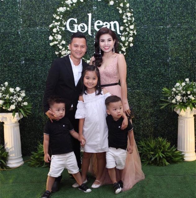 me cua cap song sinh hot mxh: "toi giai quyet xung dot cua con bang om va thom ma nhau" - 3