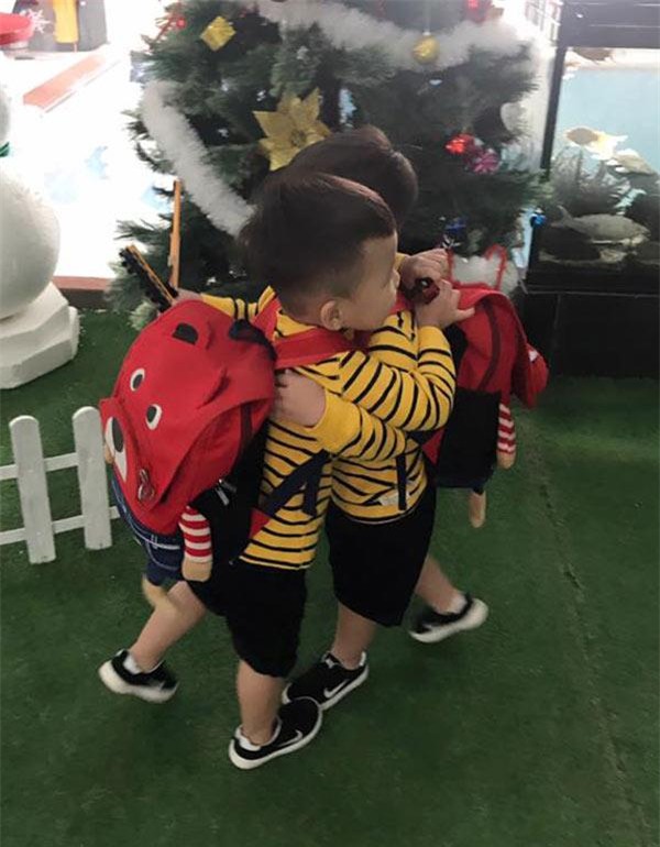 me cua cap song sinh hot mxh: "toi giai quyet xung dot cua con bang om va thom ma nhau" - 4