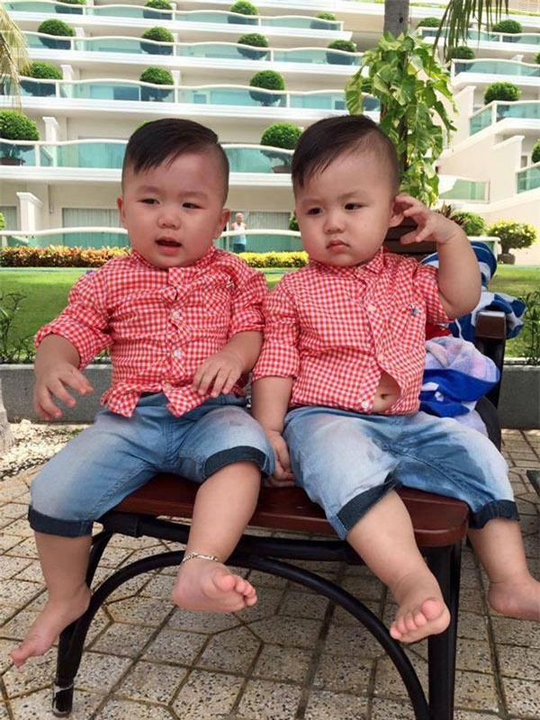 me cua cap song sinh hot mxh: "toi giai quyet xung dot cua con bang om va thom ma nhau" - 5