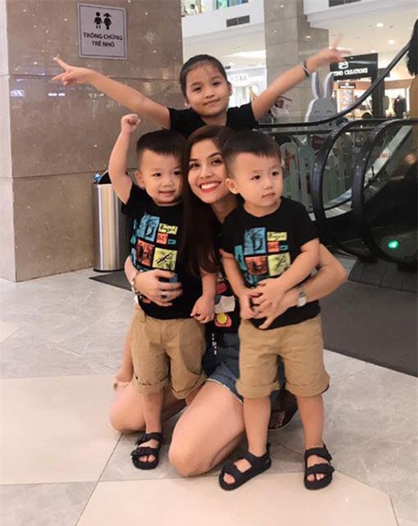 me cua cap song sinh hot mxh: "toi giai quyet xung dot cua con bang om va thom ma nhau" - 6