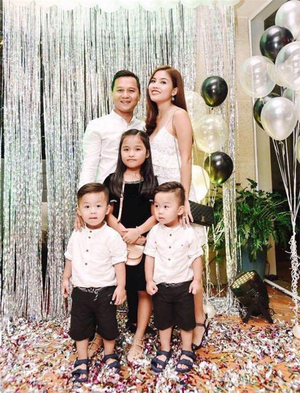 me cua cap song sinh hot mxh: "toi giai quyet xung dot cua con bang om va thom ma nhau" - 8