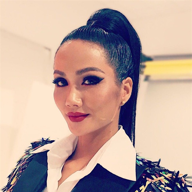 Để tóc dài trang điểm đậm đã không hợp, Hoa hậu HHen Niê còn thua Tóc Tiên trong khoản diện đồ khi mặc chung đồ - Ảnh 1.