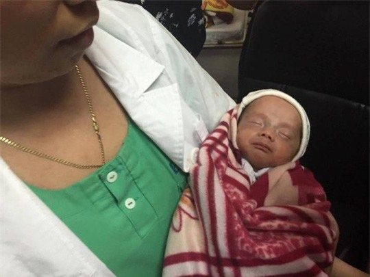 Con trai thiếu uý ung thư nhường sự sống cho con trong vòng tay Bộ trưởng Y tế