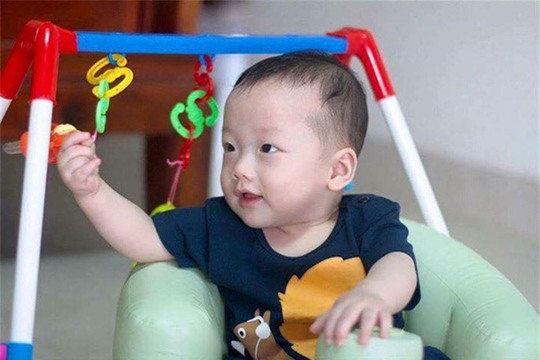 Con trai thiếu uý ung thư nhường sự sống cho con trong vòng tay Bộ trưởng Y tế