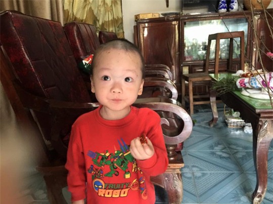 Con trai thiếu uý ung thư nhường sự sống cho con trong vòng tay Bộ trưởng Y tế