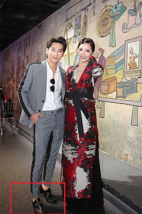 Isaac phải nhón chân hết cỡ để 