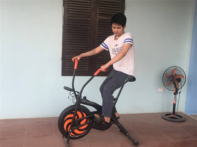 Cậu bé 16 tuổi sống sót sau vụ cháy xưởng bánh kẹo khiến 8 người tử vong ở Hà Nội bây giờ ra sao - Ảnh 4.