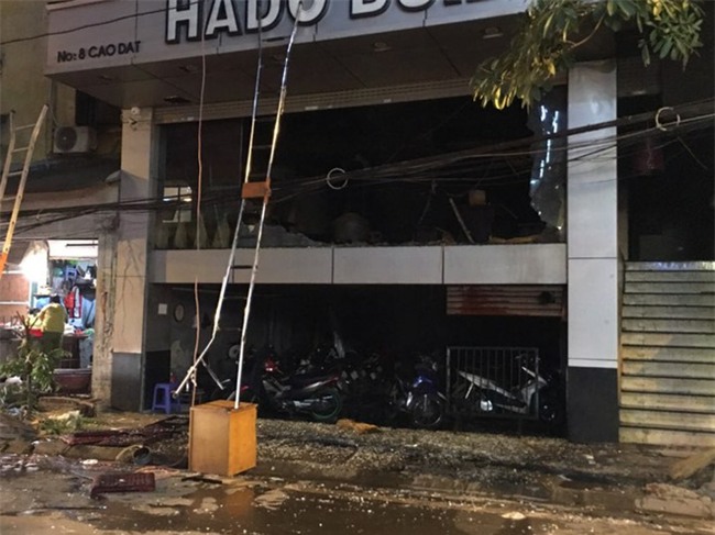 Hà Nội: Cháy nhà hàng, nhiều người đập cửa kính thoát khỏi đám cháy - Ảnh 2.