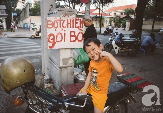 Câu chuyện buồn về xe bột chiên 27 năm của đôi vợ chồng già phải nuôi đứa cháu ngoại 6 tuổi bị bỏ rơi - Ảnh 1.