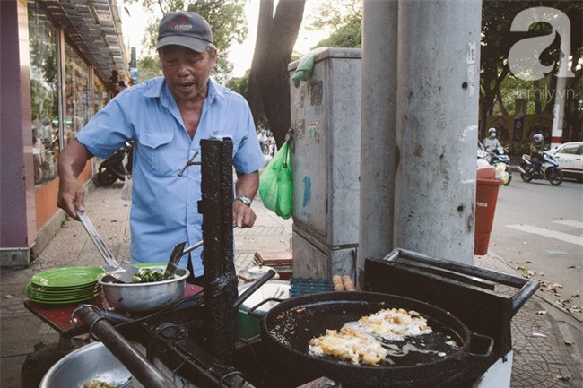 Câu chuyện buồn về xe bột chiên 27 năm của đôi vợ chồng già phải nuôi đứa cháu ngoại 6 tuổi bị bỏ rơi - Ảnh 2.