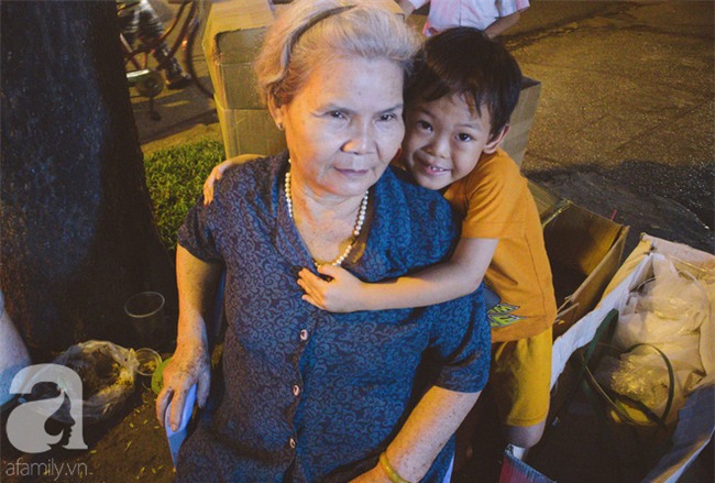 Câu chuyện buồn về xe bột chiên 27 năm của đôi vợ chồng già phải nuôi đứa cháu ngoại 6 tuổi bị bỏ rơi - Ảnh 9.