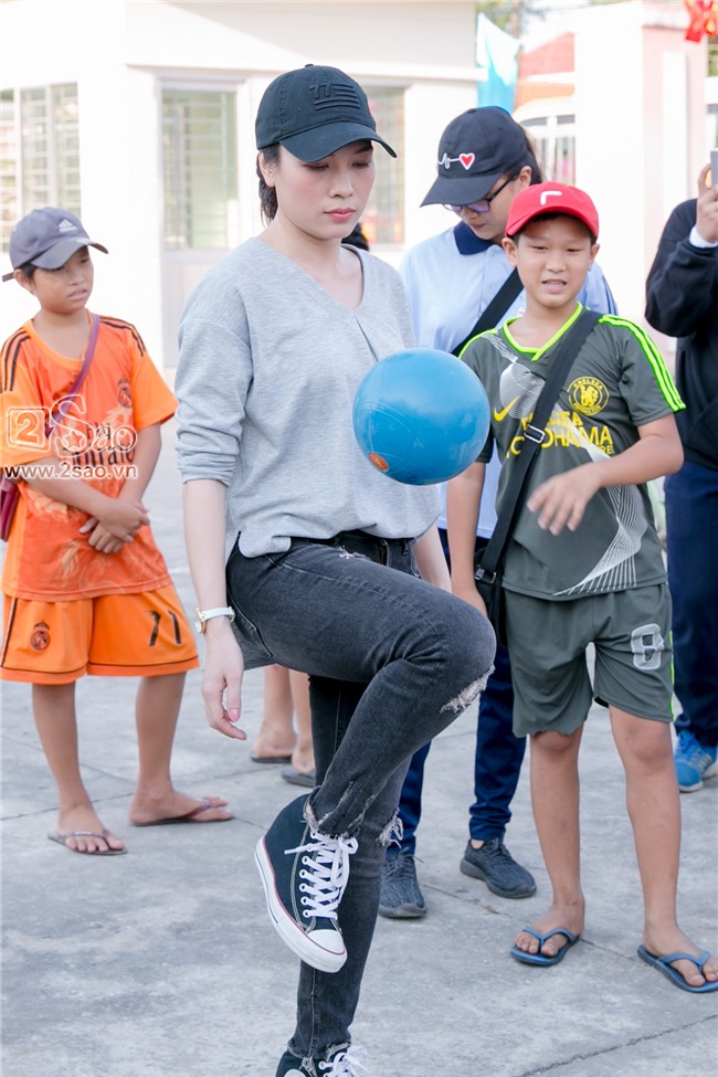 Mỹ Tâm trổ tài đá banh bất bại trước ngày gặp U23 Việt Nam-11