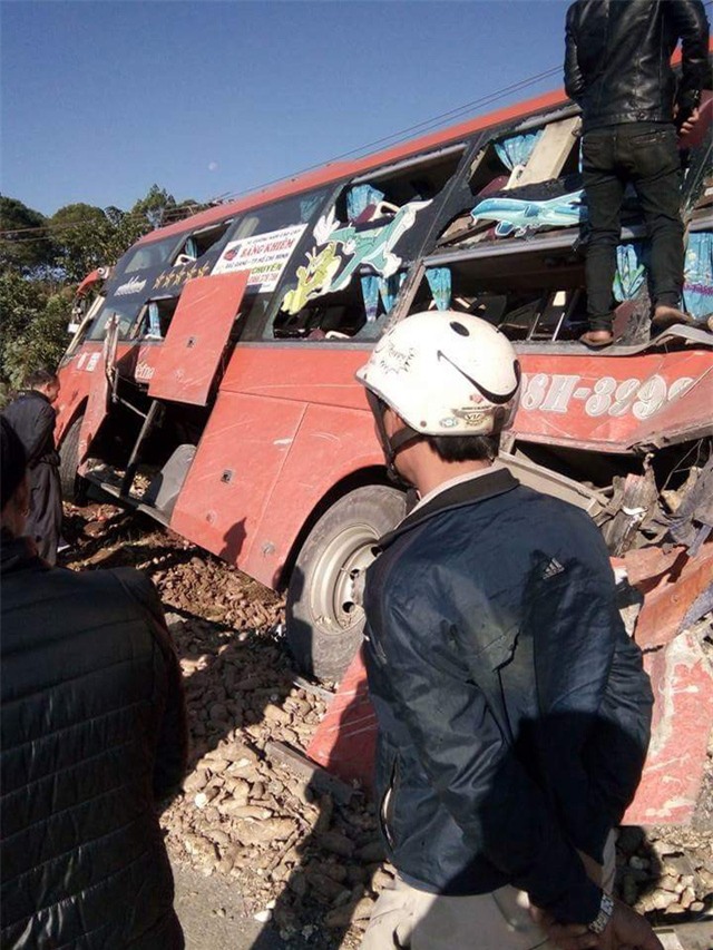 Hiện trường vụ tai nạn giữa xe khách và xe tải