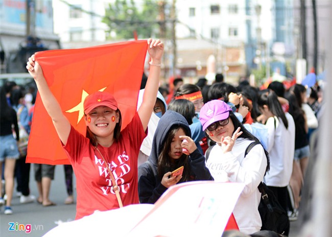 Nguoi ham mo xep hang dai, cho vao san giao luu cung U23 VN o TP.HCM hinh anh 4