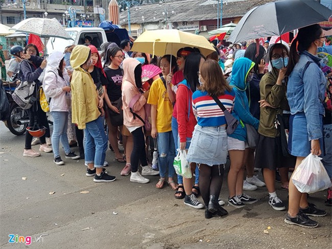 Nguoi ham mo xep hang dai, cho vao san giao luu cung U23 VN o TP.HCM hinh anh 5