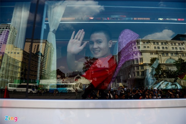 Nguoi ham mo xep hang dai, cho vao san giao luu cung U23 VN o TP.HCM hinh anh 1