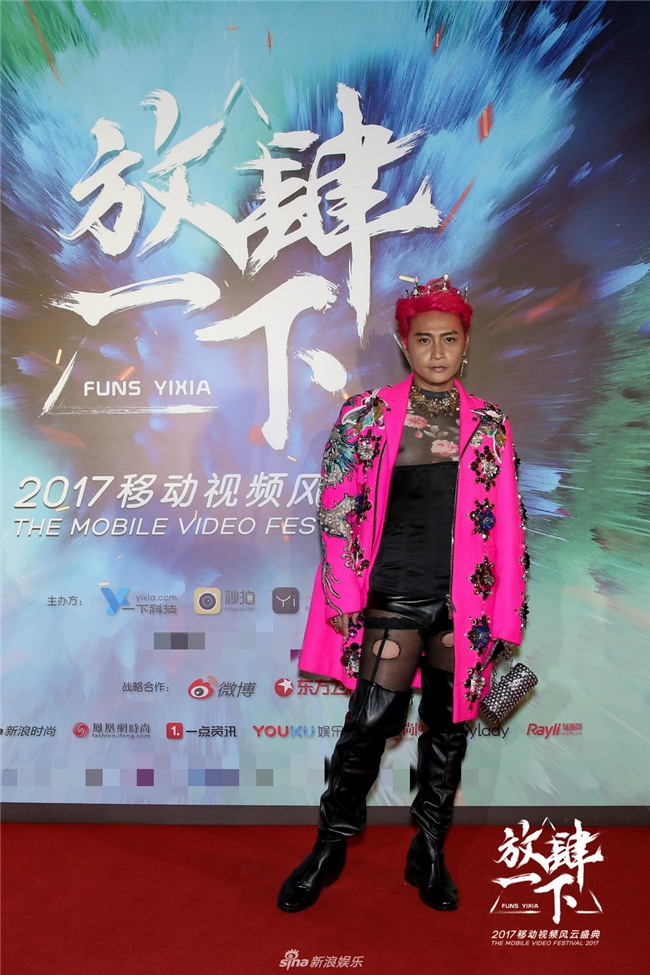 Ăn mặc dị hợm, Nhĩ Thái Trần Chí Bằng lộ phần nhạy cảm trên thảm đỏ-1