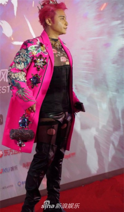 Ăn mặc dị hợm, Nhĩ Thái Trần Chí Bằng lộ phần nhạy cảm trên thảm đỏ-3