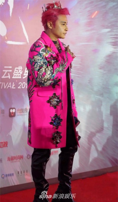 Ăn mặc dị hợm, Nhĩ Thái Trần Chí Bằng lộ phần nhạy cảm trên thảm đỏ-4