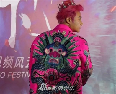 Ăn mặc dị hợm, Nhĩ Thái Trần Chí Bằng lộ phần nhạy cảm trên thảm đỏ-5