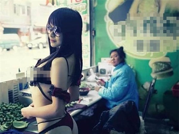 Gái trẻ mặc bikini bán trầu cau bất chấp giá lạnh gây phẫn nộ