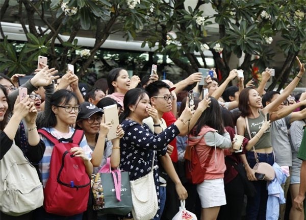 [CẬP NHẬT] Người hâm mộ reo hò khi đội tuyển U23 đến sân Thống Nhất