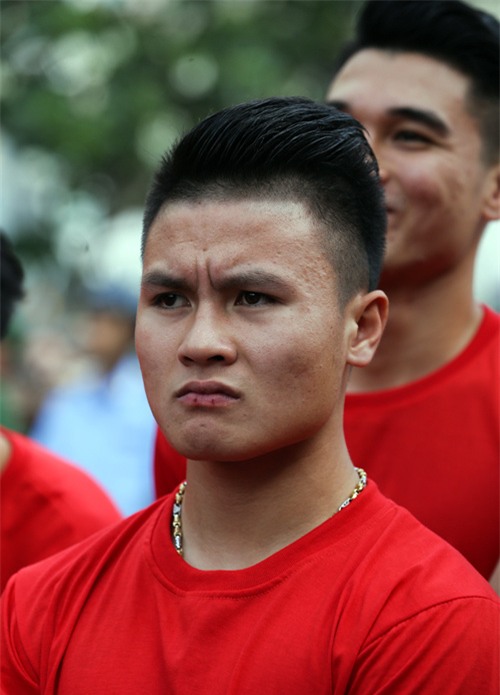 [CẬP NHẬT] Người hâm mộ reo hò khi đội tuyển U23 đến sân Thống Nhất