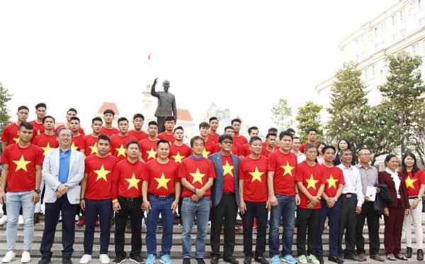 [CẬP NHẬT] Người hâm mộ reo hò khi đội tuyển U23 đến sân Thống Nhất